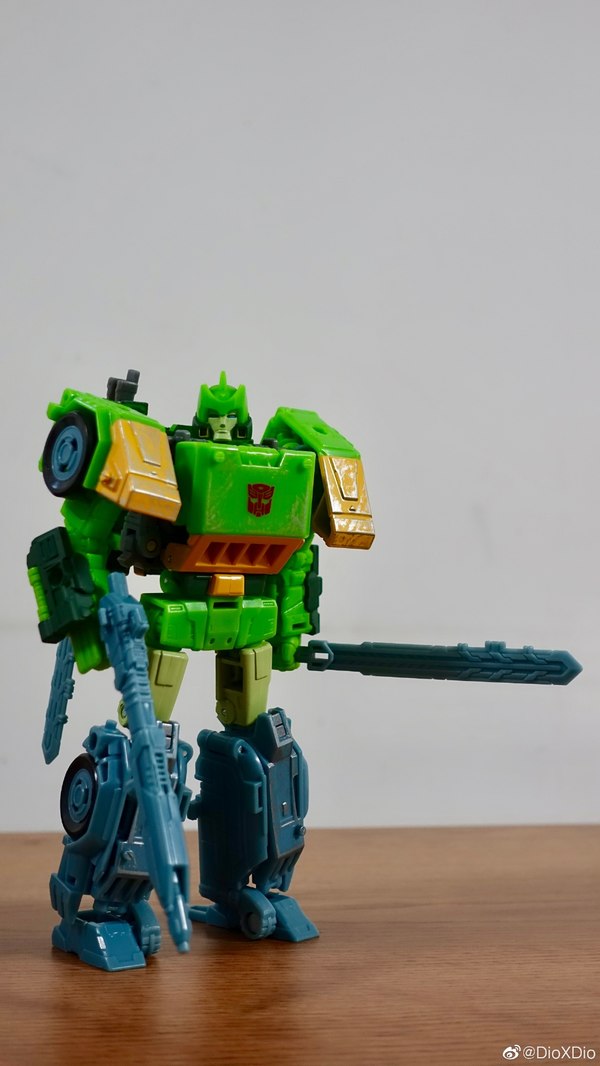 Transformers Siege Springer Wave 3 Voyager In Hand Pictures  (4 of 9)